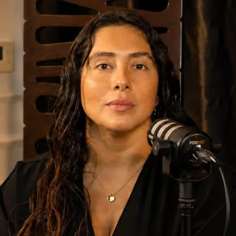 Daniela Moreira, co-host de Círculo de Poder, frente al micrófono