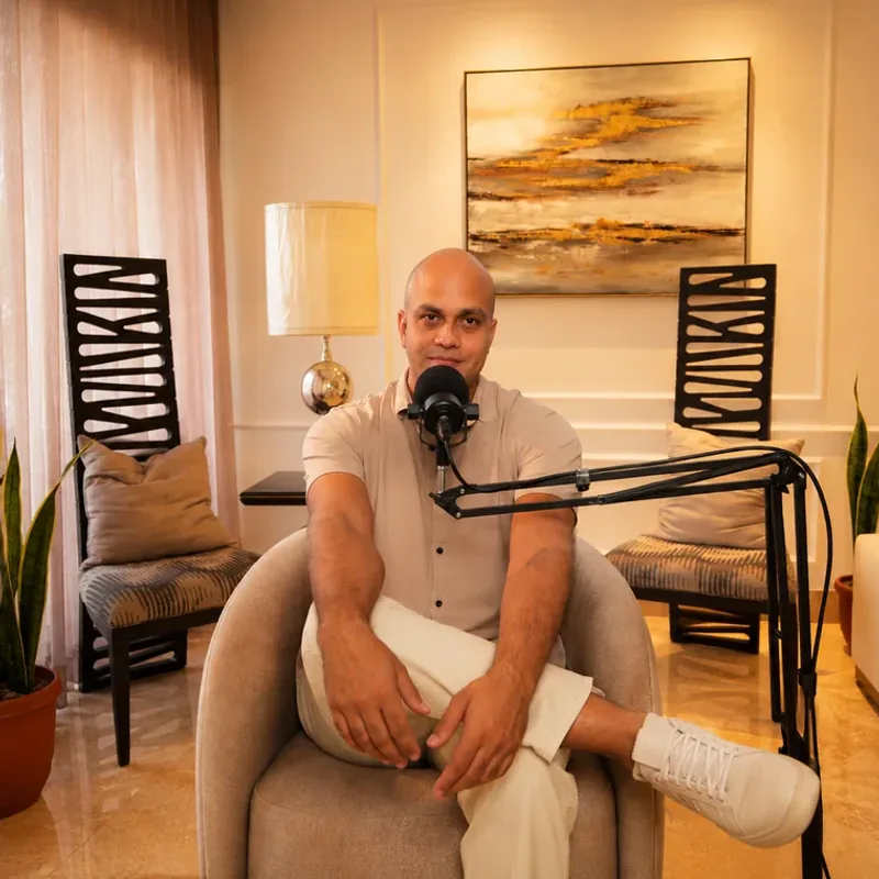 James Pratt, co-host de Círculo de Poder, sentado frente al micrófono