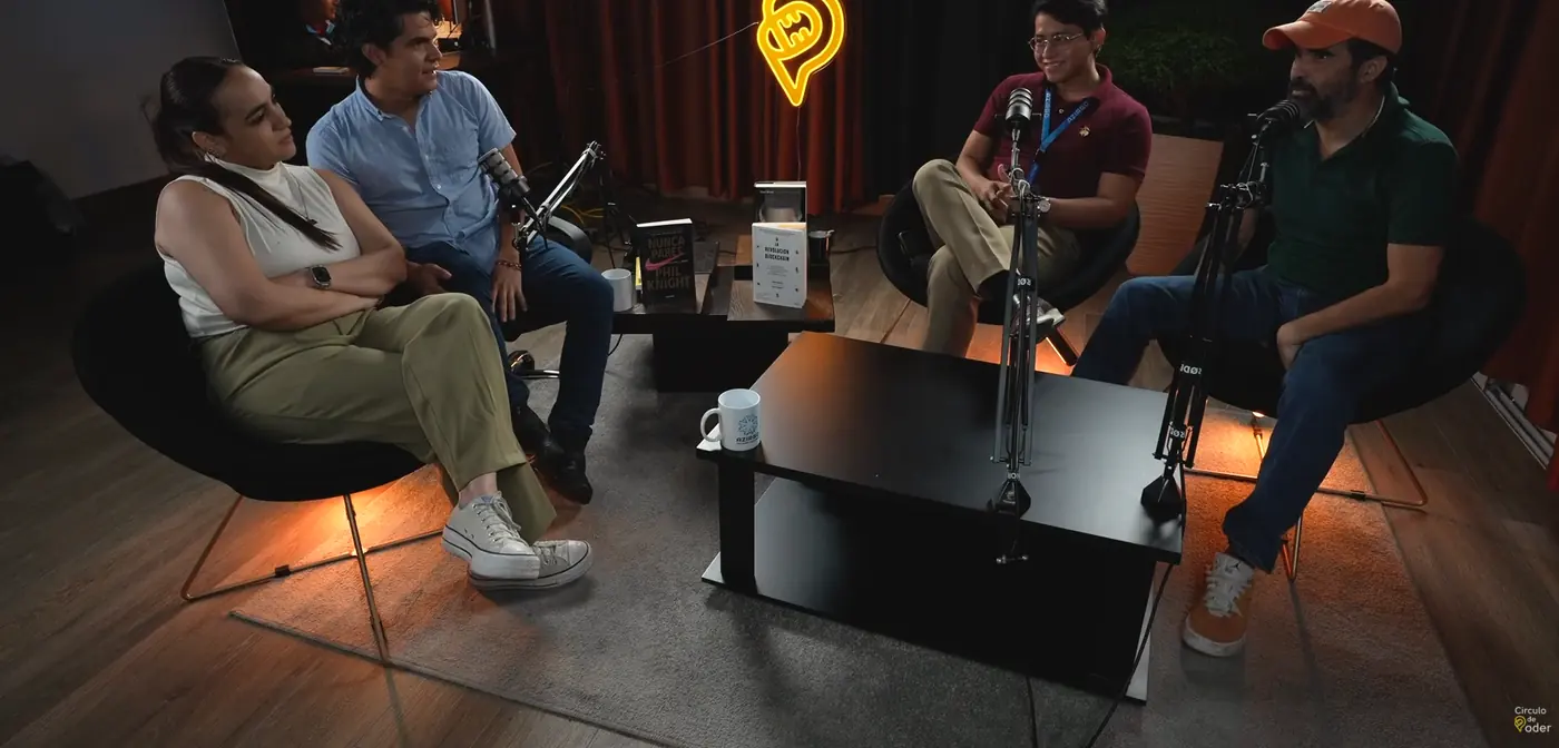 Grabación de un episodio de Círculo de Poder con dos invitados en el set